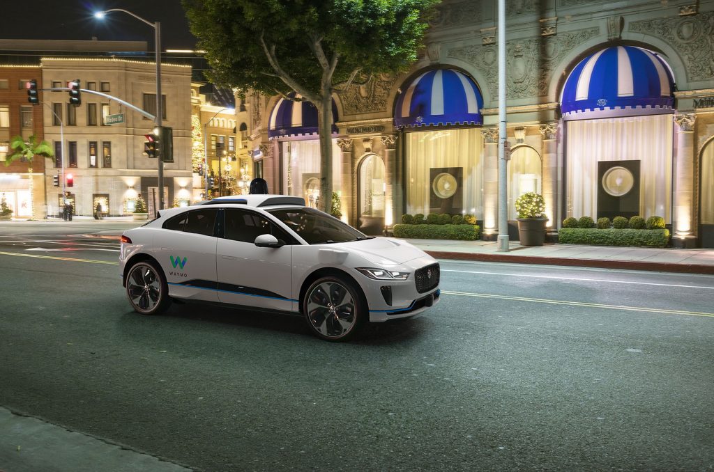 Montag Magazin: Waymo vs Tesla im Shoot-Out. Marquardt DemoCar 2.0: Auto als "Mobiles Wohnzimmer". Envalior stellt sich auf der Battery Show 2023 vor.