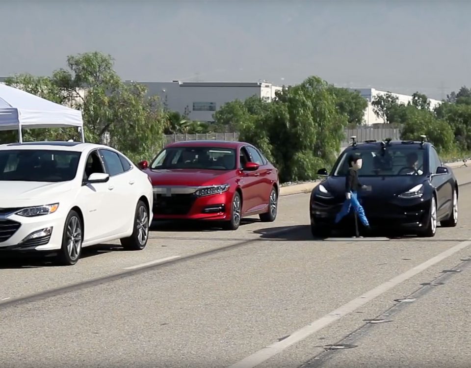Montag-News: AEB-Systeme versagen bei Fußgängern, Tesla mit neuem Batteriepatent, 48 Prozent wollen eigenes Auto aufgeben