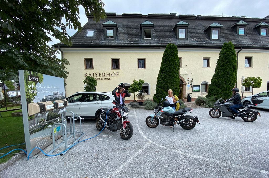 Tag der offenen Türe im Kaiserhof in Anif – mit dabei sind die E-Motorräder von ZERO