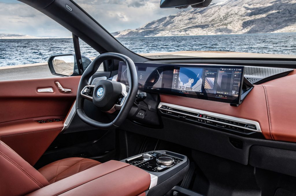 Freitag Magazin: Tesla vs Lucid, Preise und Erscheinungstermin für BMWs iX stehen fest, Mercedes bietet nun auch Apple Music Intergration, Volvos eSUV-Coupé bestellbar