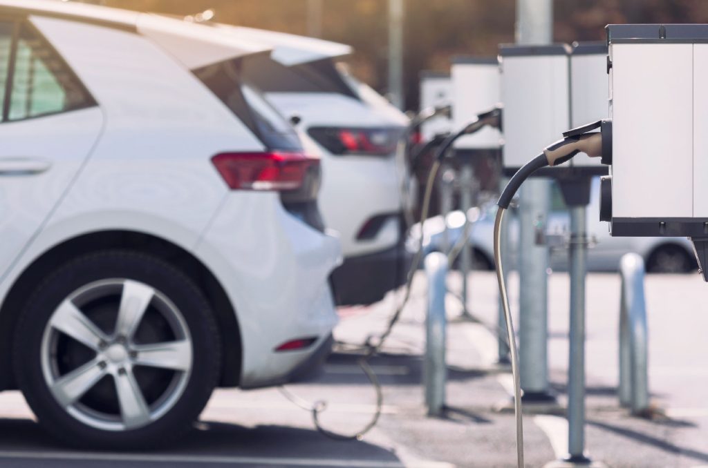 Studie: Globale Stromnachfrage für E-Autos explodiert bis 2030 und steigt um 630%.