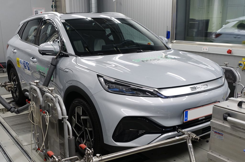 Dienstag Magazin: Mercedes-Benz EQS SUV im Elchtest – Physik lässt sich nicht überlisten. GreenNCAP: 5 Sterne für 2 chinesische Stromer. EnBW erreicht Meilenstein – 1.000 Schnellladestandorte.